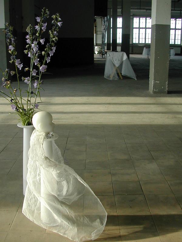 Gebranntes Kind mit Glockenblumen